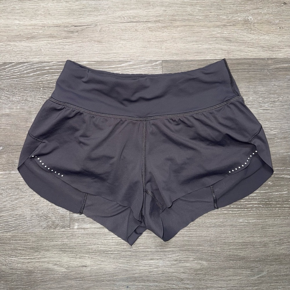 Lululemon Chase me shorts side 2